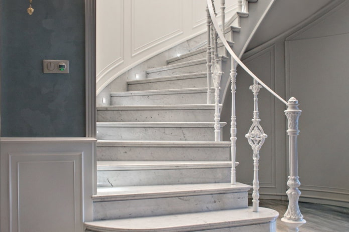 Escalera de piedra en el interior de una casa particular.