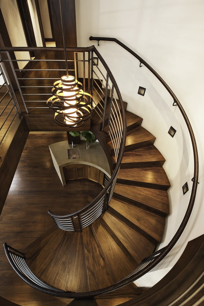 Iluminación de escaleras en el interior de una casa privada.