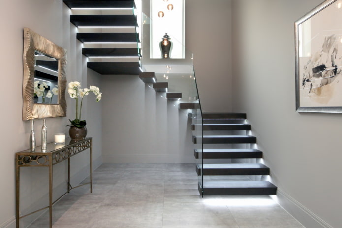 Iluminación de escaleras en el interior de una casa privada.