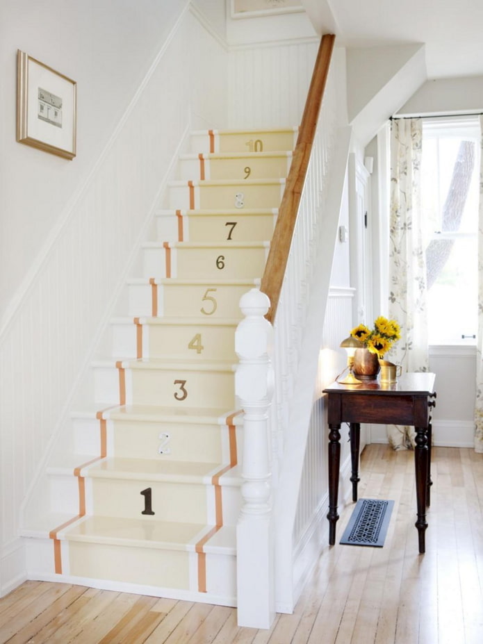 Diseño de escalera en el interior de una casa privada.