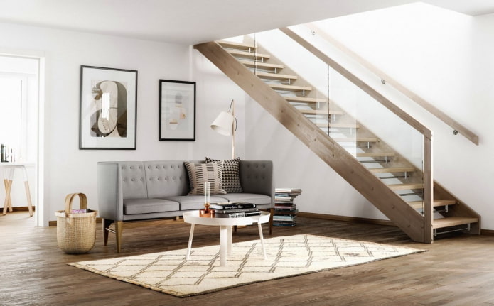 Escalera en el interior de la casa en estilo escandinavo.