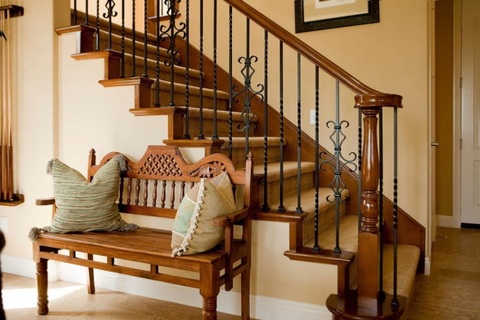 Escalera en el interior de la casa en estilo rústico.