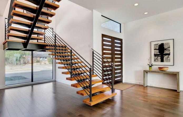 Diseño de escalera en el interior de una casa privada.