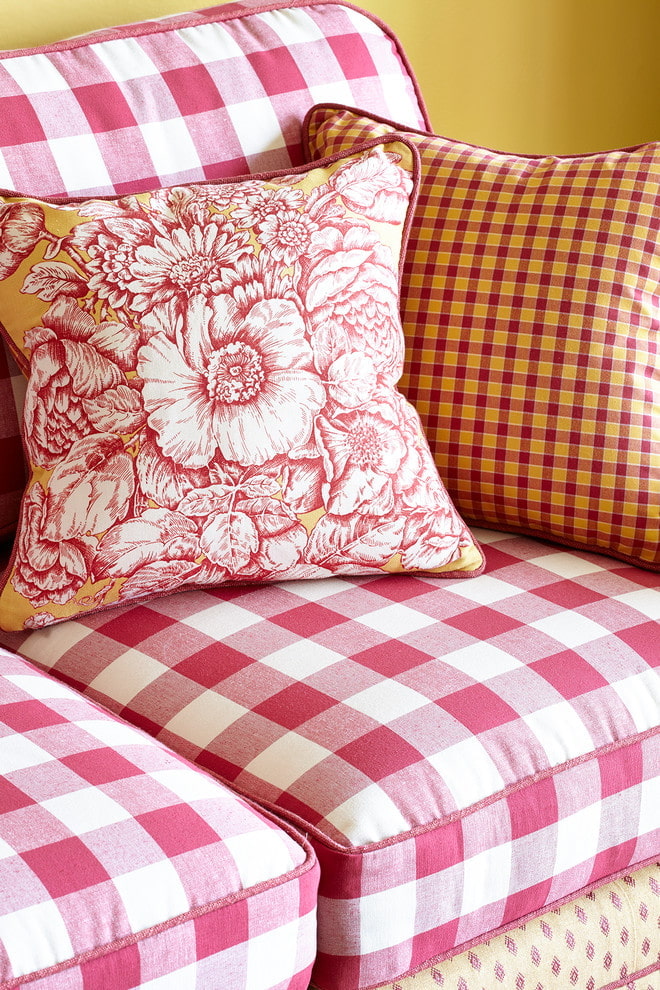 Plaid upholstery ng upuan at floral print