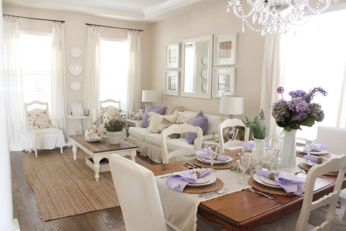 Salón crema con accesorios morados.