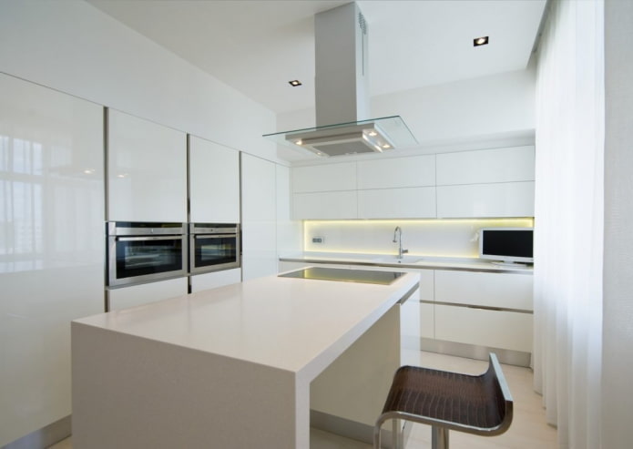 Cocina blanca con detalles beige