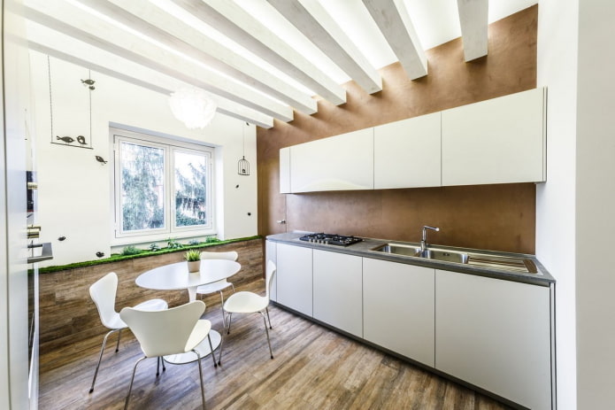 Cocina con un alféizar de ventana decorado