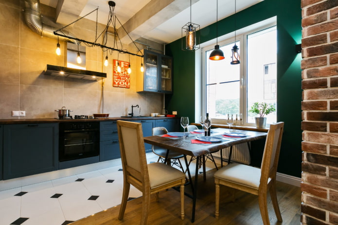 candelabros sobre la mesa del comedor y a lo largo del área de trabajo