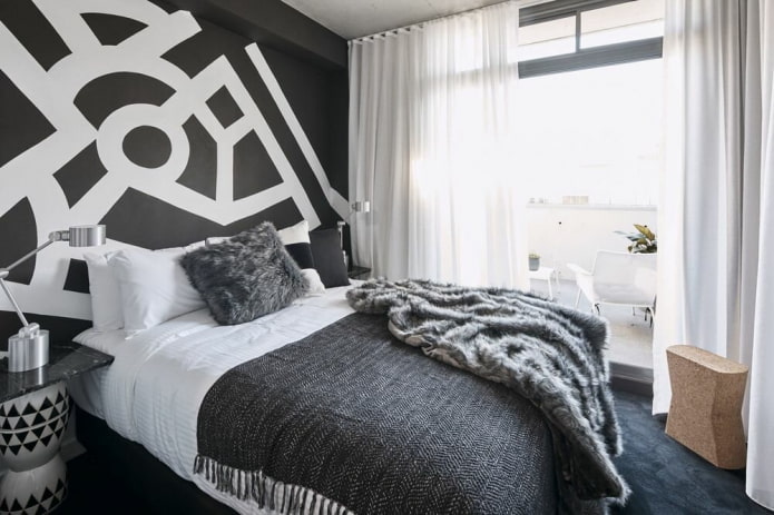 Textiles en el interior del dormitorio en blanco y negro.