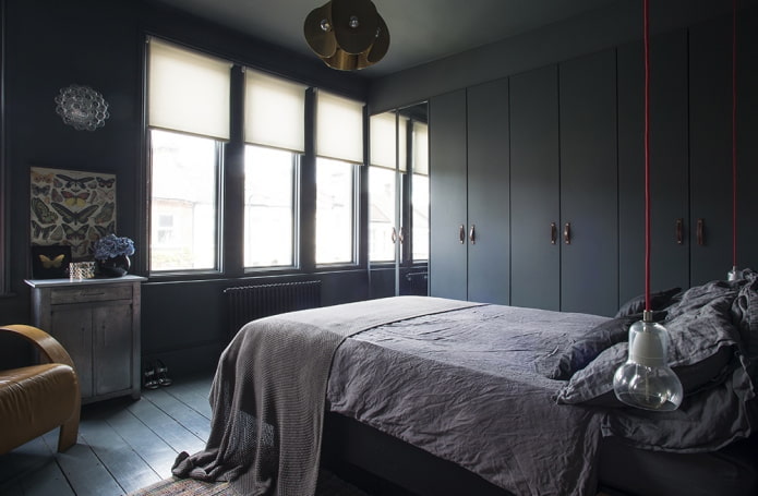 muebles en el interior del dormitorio en tonos negros.