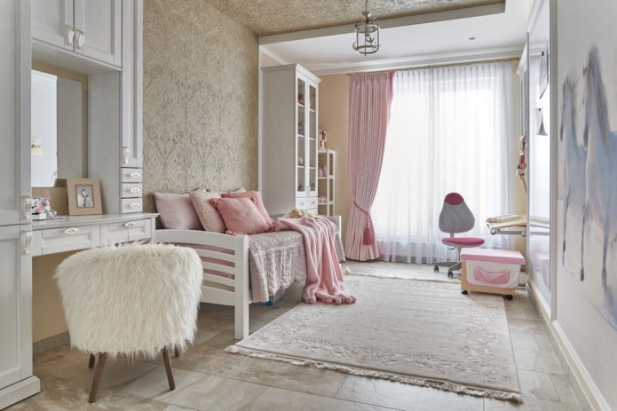 Interior del dormitorio en colores rosa y beige.