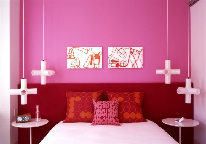 Interior del dormitorio en colores rosa y rojo.