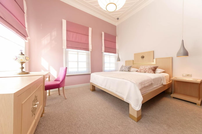 Interior del dormitorio en colores rosa y beige.