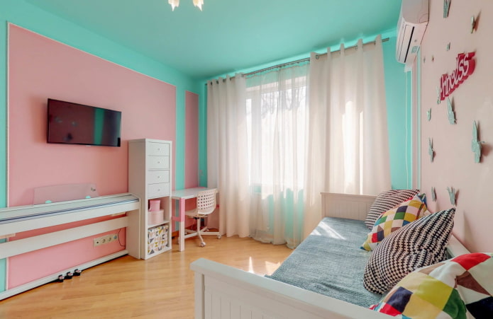 Interior del dormitorio en colores rosa y menta.