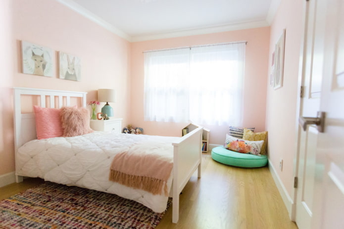 interior de un dormitorio rosa para una niña