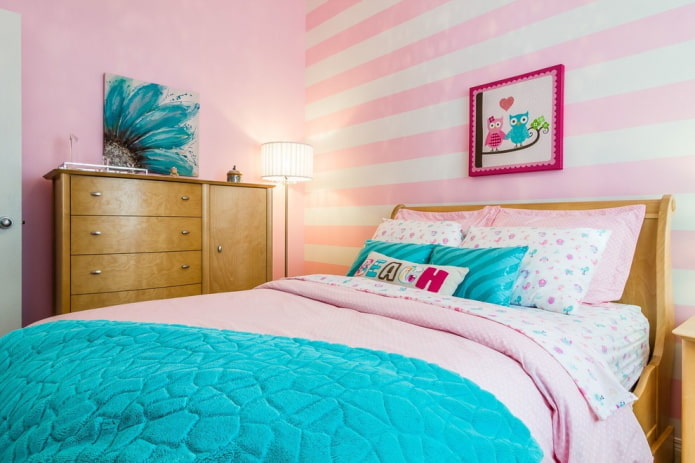 interior de un dormitorio rosa para una niña