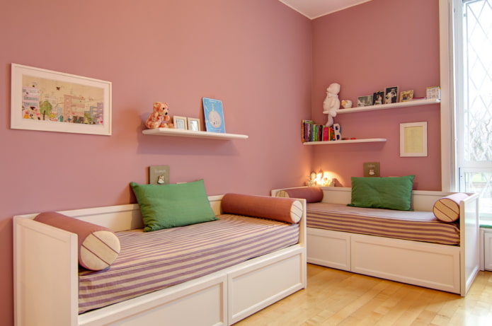 interior de un dormitorio rosa para dos niñas