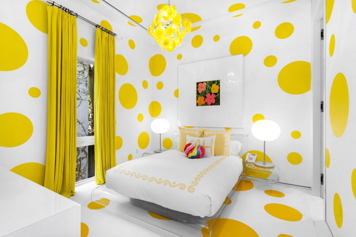 decoración e iluminación en el interior del dormitorio en tonos amarillos