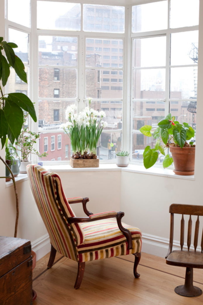 Lounge chair sa bay window