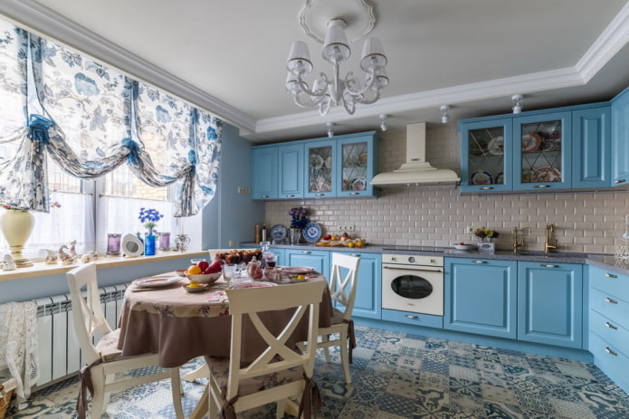 cocina en tonos azules en estilo provenzal