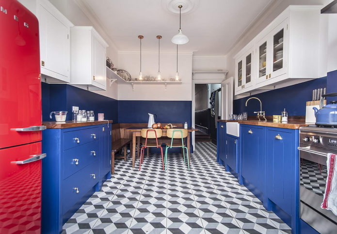 interior de la cocina en tonos azules con acentos brillantes