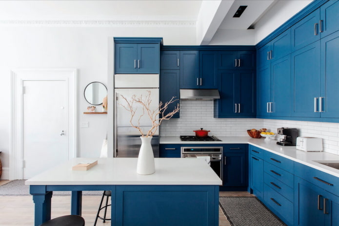 interior de la cocina en azul y blanco