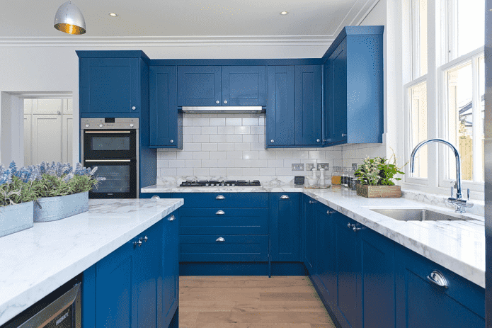 interior de la cocina en azul y blanco