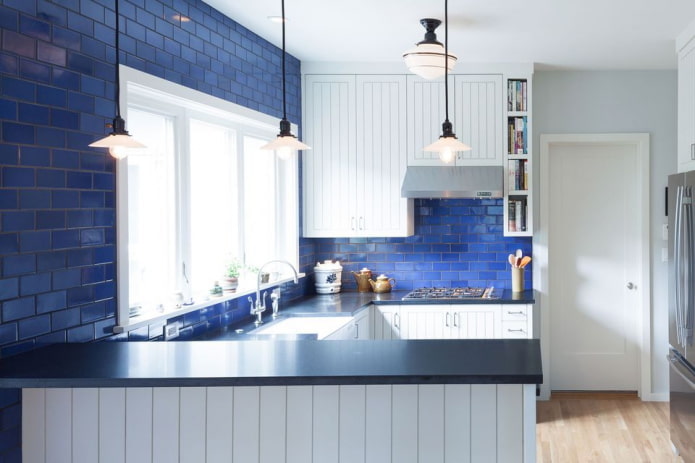 interior de la cocina en azul y blanco