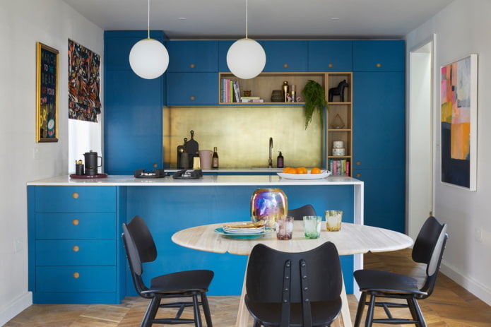 decoración e iluminación en el interior de la cocina en tonos azules