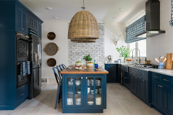 decoración e iluminación en el interior de la cocina en tonos azules