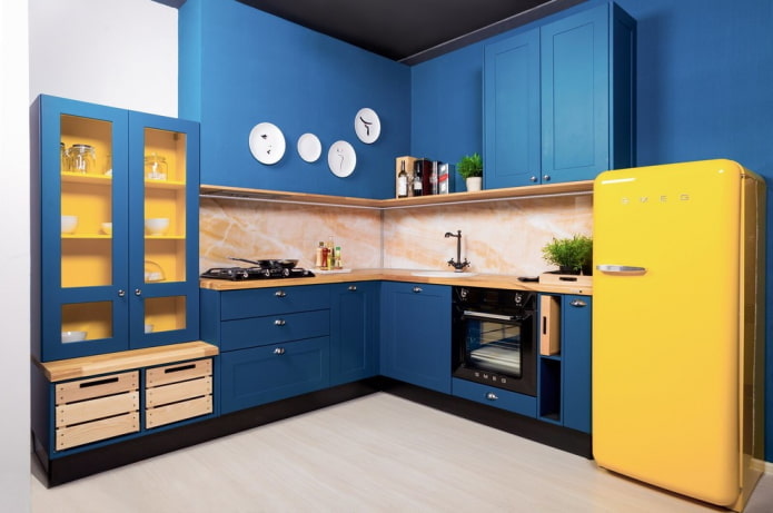 interior de la cocina en tonos azules con acentos brillantes