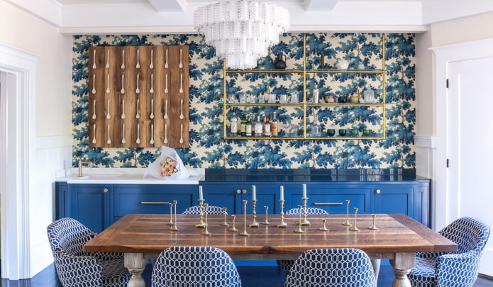 papel pintado en el interior de la cocina en tonos azules