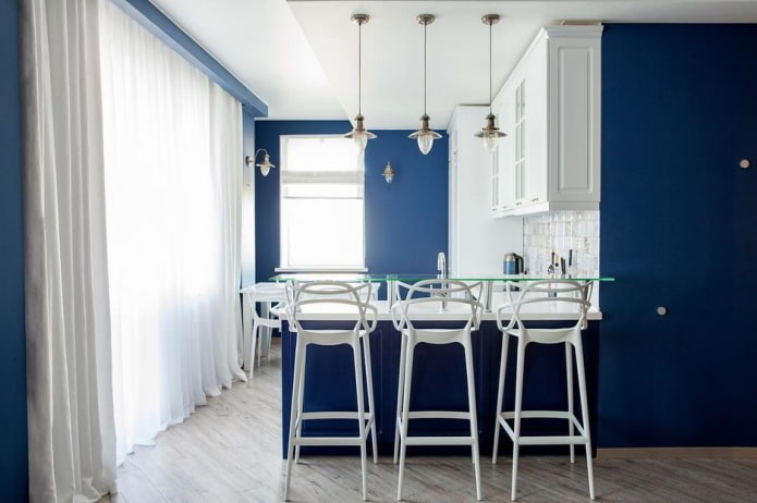 Textiles en el interior de la cocina en tonos azules.