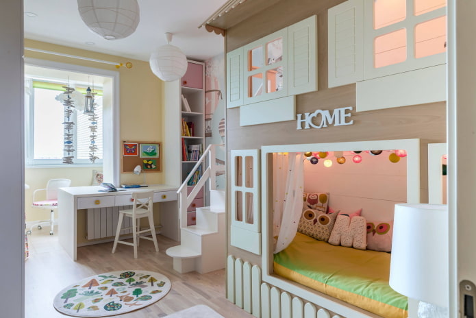 Habitación infantil con balcón adjunto