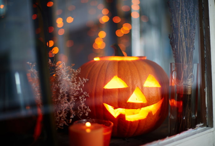 Jack-lantern en el alféizar de la ventana