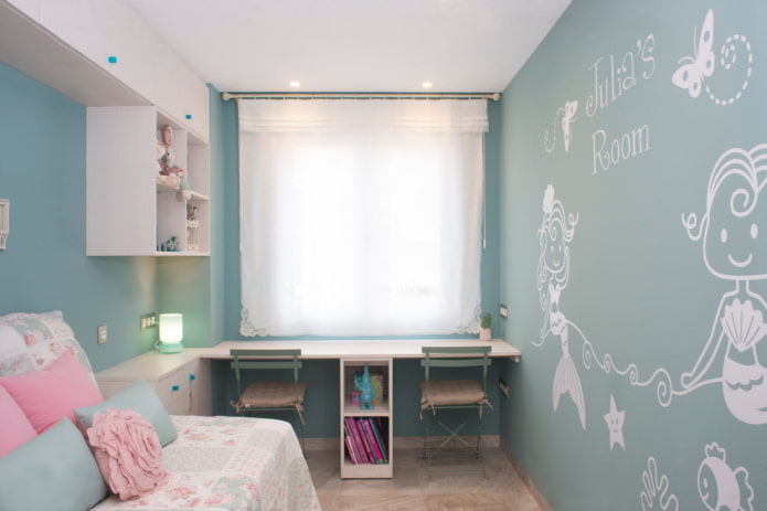 tonos de azul en el interior de una habitación infantil.