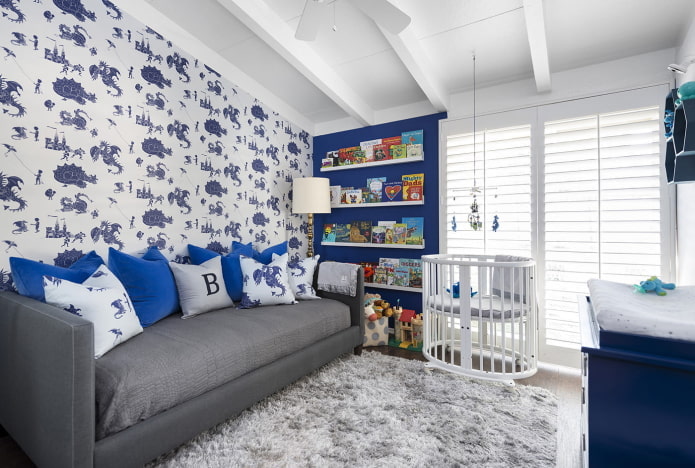 Interior azul y blanco de una habitación infantil.