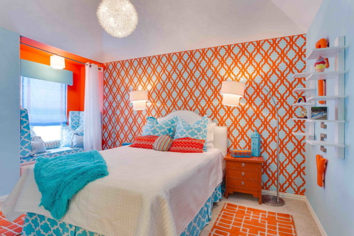 Interior azul-naranja de una habitación infantil.