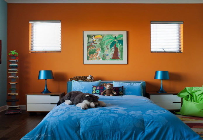 Interior azul-naranja de una habitación infantil.