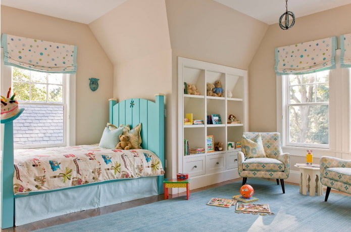 Interior beige y azul de una habitación infantil.