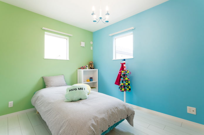 Interior verde azulado de una habitación infantil.