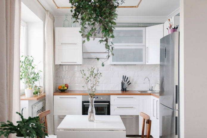 Decoración y textiles en el interior de una pequeña cocina.