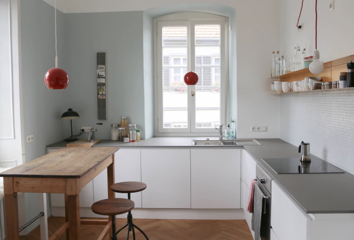 Disposición de muebles en el interior de una pequeña cocina.