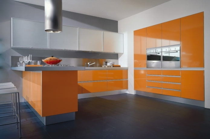 interior de la cocina en colores gris-naranja