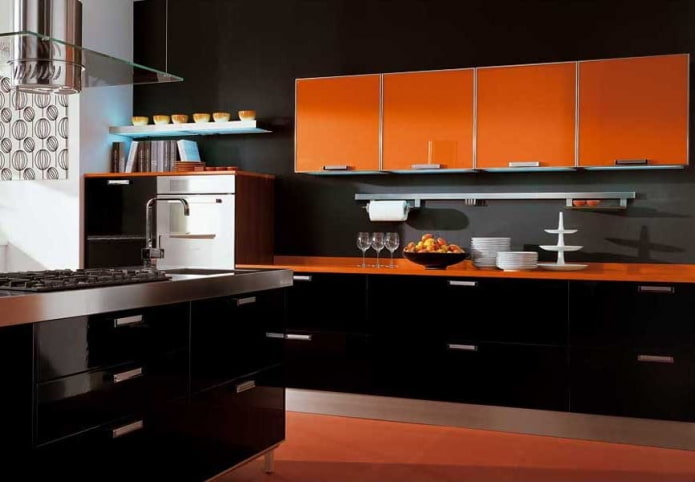 Interior de la cocina en colores negro y naranja.