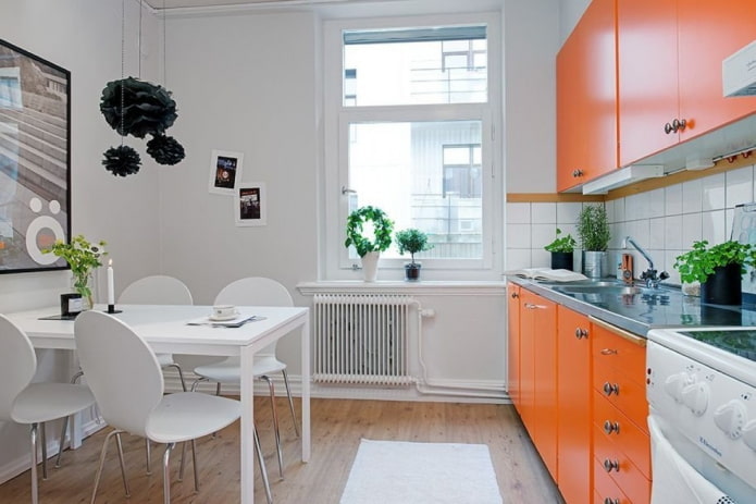 Interior de la cocina en naranja y blanco.