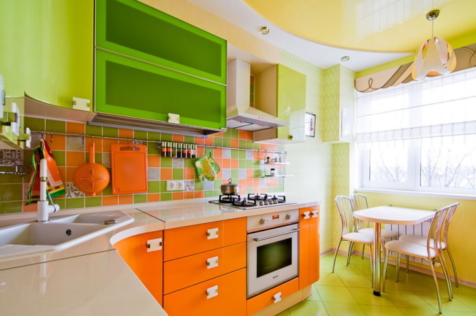 interior de la cocina en tonos naranja-verde