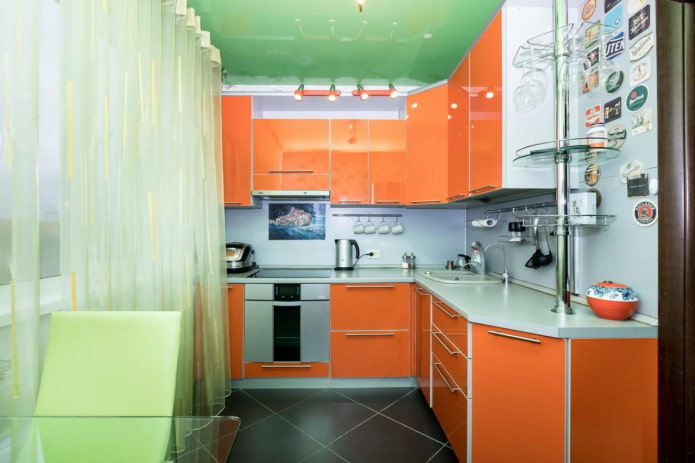 interior de la cocina en tonos naranja-verde