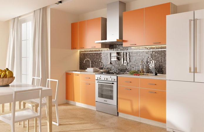 Interior de la cocina en colores beige y naranja.