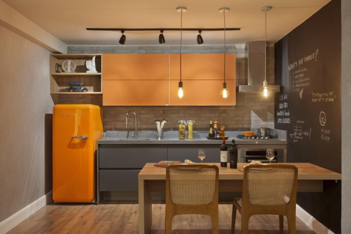 interior de la cocina en colores gris-naranja